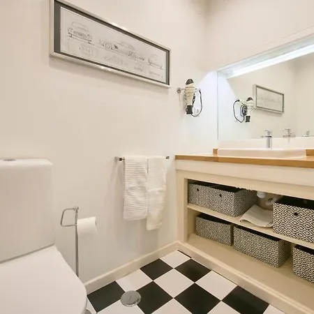 Bairro Alto Retreat With Balcony